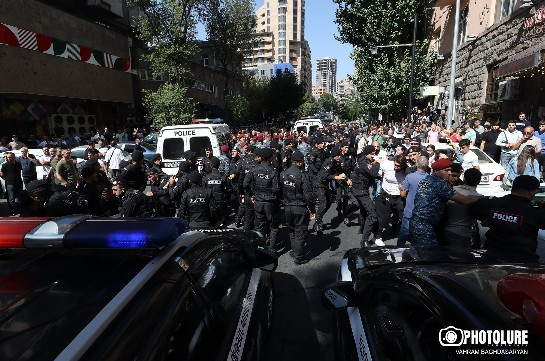 Ոստիկանները բերման ենթարկեցին պատգամավոր Մհեր Մելքոնյանին. Ամիրյանում բիրտ ուժ են կիրառում. aravot