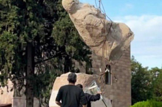 Արցախի Մարտունի քաղաքից հեռացվում է ազգային հերոս Մոնթե Մելքոնյանի հուշարձանը