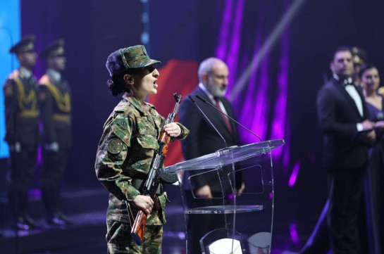 Никол Пашинян наградил Милену Енокян, первую женщину-срочника