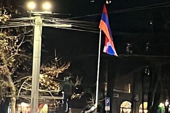 Արցախի դրոշը կրկին ծածանվում է Երևանի կենտրոնում․ մի խումբ քաղաքացիներ այն տեղադրեցին նախկին տեղում