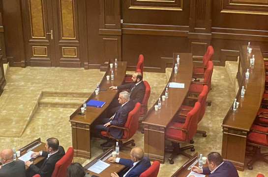 Созванное оппозицией внеочередное заседание НС Армении проходит в закрытом режиме
