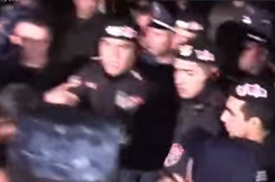 В Киранце напряженная ситуация – произошла потасовка демонстрантов с силовиками