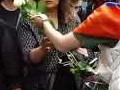 Երթի կանայք ծաղիկներ են խոնարհել Փաշինյանի ավտոշարասյան վթարից մահացած հղի կնոջ դեպքի վայրում