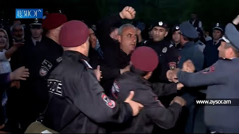 «Տարեք սրան, արա». ոստիկանները բերման են ենթարկում խաղաղ ակցիայի մասնակիցներին