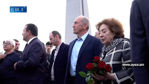ՀՀ երկրորդ նախագահը տիկնոջ հետ ծաղիկներ խոնարհեց Հայոց ցեղասպանության զոհերի հուշահամալիրում